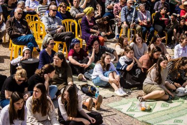 Tel Aviv, İsrail, 1 Mart 2024 İsrail Rehine Meydanı 'nda, Gazze' de rehin tutulan 136 rehinenin anısına düzenlenen gösteri. Aileleri desteklemek için günlük toplantılar düzenlenir.