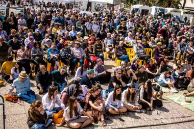 Tel Aviv, İsrail, 1 Mart 2024 İsrail Rehine Meydanı 'nda, Gazze' de rehin tutulan 136 rehinenin anısına düzenlenen gösteri. Aileleri desteklemek için günlük toplantılar düzenlenir.