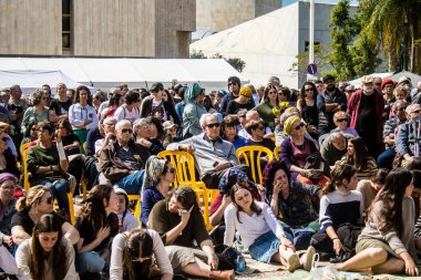 Tel Aviv, İsrail, 1 Mart 2024 İsrail Rehine Meydanı 'nda, Gazze' de rehin tutulan 136 rehinenin anısına düzenlenen gösteri. Aileleri desteklemek için günlük toplantılar düzenlenir.