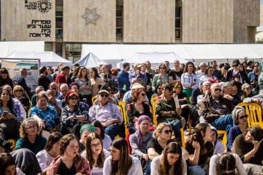 Tel Aviv, İsrail, 1 Mart 2024 İsrail Rehine Meydanı 'nda, Gazze' de rehin tutulan 136 rehinenin anısına düzenlenen gösteri. Aileleri desteklemek için günlük toplantılar düzenlenir.