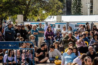 Tel Aviv, İsrail, 1 Mart 2024 İsrail Rehine Meydanı 'nda, Gazze' de rehin tutulan 136 rehinenin anısına düzenlenen gösteri. Aileleri desteklemek için günlük toplantılar düzenlenir.