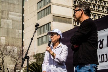 Tel Aviv, İsrail, 1 Mart 2024 İsrail Rehine Meydanı 'nda, Gazze' de rehin tutulan 136 rehinenin anısına düzenlenen gösteri. Aileleri desteklemek için günlük toplantılar düzenlenir.