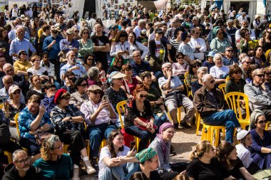 Tel Aviv, İsrail, 1 Mart 2024 İsrail Rehine Meydanı 'nda, Gazze' de rehin tutulan 136 rehinenin anısına düzenlenen gösteri. Aileleri desteklemek için günlük toplantılar düzenlenir.