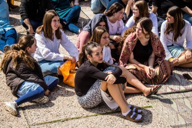 Tel Aviv, İsrail, 1 Mart 2024 İsrail Rehine Meydanı 'nda, Gazze' de rehin tutulan 136 rehinenin anısına düzenlenen gösteri. Aileleri desteklemek için günlük toplantılar düzenlenir.