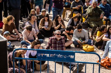 Tel Aviv, İsrail, 1 Mart 2024 İsrail Rehine Meydanı 'nda, Gazze' de rehin tutulan 136 rehinenin anısına düzenlenen gösteri. Aileleri desteklemek için günlük toplantılar düzenlenir.