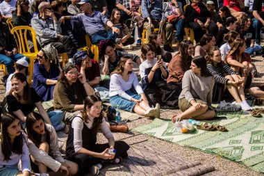 Tel Aviv, İsrail, 1 Mart 2024 İsrail Rehine Meydanı 'nda, Gazze' de rehin tutulan 136 rehinenin anısına düzenlenen gösteri. Aileleri desteklemek için günlük toplantılar düzenlenir.