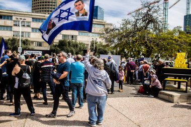 Tel Aviv, İsrail, 1 Mart 2024 İsrail Rehine Meydanı 'nda, Gazze' de rehin tutulan 136 rehinenin anısına düzenlenen gösteri. Aileleri desteklemek için günlük toplantılar düzenlenir.