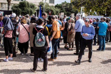 Tel Aviv, İsrail, 1 Mart 2024 İsrail Rehine Meydanı 'nda, Gazze' de rehin tutulan 136 rehinenin anısına düzenlenen gösteri. Aileleri desteklemek için günlük toplantılar düzenlenir.