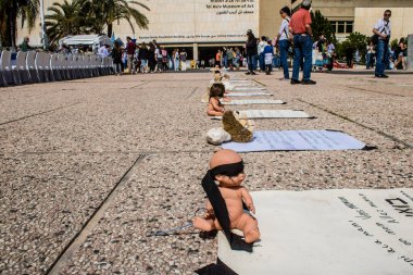 Tel Aviv, İsrail, 1 Mart 2024 Hamas tarafından rehin tutulan ya da öldürülen çocukları temsil eden bebekler, Tel Aviv Sanat Müzesi 'nin önünde bugün Rehine Meydanı olarak bilinen yerde sergilendi.