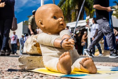 Tel Aviv, İsrail, 1 Mart 2024 Hamas tarafından rehin tutulan ya da öldürülen çocukları temsil eden bebekler, Tel Aviv Sanat Müzesi 'nin önünde bugün Rehine Meydanı olarak bilinen yerde sergilendi.