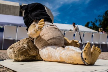 Tel Aviv, İsrail, 1 Mart 2024 Hamas tarafından rehin tutulan ya da öldürülen çocukları temsil eden bebekler, Tel Aviv Sanat Müzesi 'nin önünde bugün Rehine Meydanı olarak bilinen yerde sergilendi.