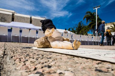 Tel Aviv, İsrail, 1 Mart 2024 Hamas tarafından rehin tutulan ya da öldürülen çocukları temsil eden bebekler, Tel Aviv Sanat Müzesi 'nin önünde bugün Rehine Meydanı olarak bilinen yerde sergilendi.