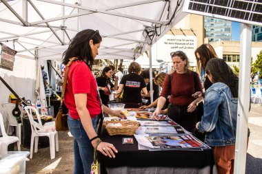 Tel Aviv, İsrail, 1 Mart 2024 Ziyaretçilerin, Hamas tarafından kaçırılan ve Gazze Şeridi 'nde hapsedilen rehinelerin ailelerine gidebilecekleri ürünleri satın alabilecekleri eve getir.