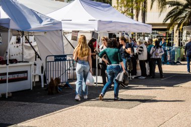 Tel Aviv, İsrail, 1 Mart 2024 Ziyaretçilerin, Hamas tarafından kaçırılan ve Gazze Şeridi 'nde hapsedilen rehinelerin ailelerine gidebilecekleri ürünleri satın alabilecekleri eve getir.