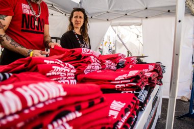 Tel Aviv, İsrail, 1 Mart 2024 Ziyaretçilerin, Hamas tarafından kaçırılan ve Gazze Şeridi 'nde hapsedilen rehinelerin ailelerine gidebilecekleri ürünleri satın alabilecekleri eve getir.