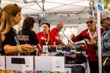 Tel Aviv, İsrail, 1 Mart 2024 Ziyaretçilerin, Hamas tarafından kaçırılan ve Gazze Şeridi 'nde hapsedilen rehinelerin ailelerine gidebilecekleri ürünleri satın alabilecekleri eve getir.