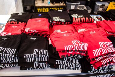 Tel Aviv, İsrail, 1 Mart 2024 Ziyaretçilerin, Hamas tarafından kaçırılan ve Gazze Şeridi 'nde hapsedilen rehinelerin ailelerine gidebilecekleri ürünleri satın alabilecekleri eve getir.