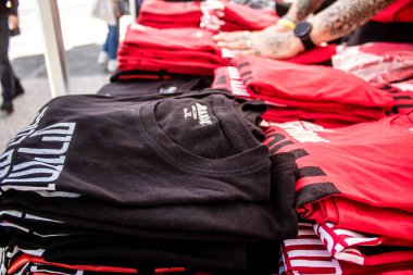 Tel Aviv, İsrail, 1 Mart 2024 Ziyaretçilerin, Hamas tarafından kaçırılan ve Gazze Şeridi 'nde hapsedilen rehinelerin ailelerine gidebilecekleri ürünleri satın alabilecekleri eve getir.