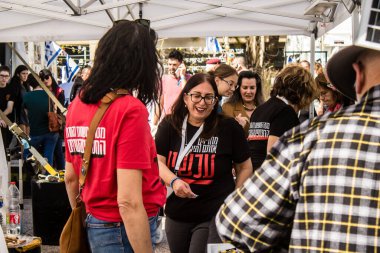 Tel Aviv, İsrail, 1 Mart 2024 Ziyaretçilerin, Hamas tarafından kaçırılan ve Gazze Şeridi 'nde hapsedilen rehinelerin ailelerine gidebilecekleri ürünleri satın alabilecekleri eve getir.
