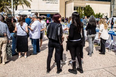 Tel Aviv, İsrail, 1 Mart 2024 Ziyaretçilerin, Hamas tarafından kaçırılan ve Gazze Şeridi 'nde hapsedilen rehinelerin ailelerine gidebilecekleri ürünleri satın alabilecekleri eve getir.