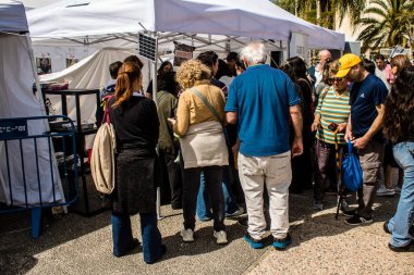 Tel Aviv, İsrail, 1 Mart 2024 Ziyaretçilerin, Hamas tarafından kaçırılan ve Gazze Şeridi 'nde hapsedilen rehinelerin ailelerine gidebilecekleri ürünleri satın alabilecekleri eve getir.