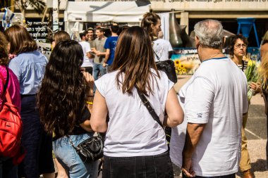 Tel Aviv, İsrail, 1 Mart 2024 Ziyaretçilerin, Hamas tarafından kaçırılan ve Gazze Şeridi 'nde hapsedilen rehinelerin ailelerine gidebilecekleri ürünleri satın alabilecekleri eve getir.