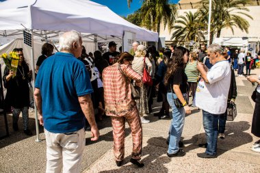 Tel Aviv, İsrail, 1 Mart 2024 Ziyaretçilerin, Hamas tarafından kaçırılan ve Gazze Şeridi 'nde hapsedilen rehinelerin ailelerine gidebilecekleri ürünleri satın alabilecekleri eve getir.