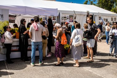 Tel Aviv, İsrail, 1 Mart 2024 Ziyaretçilerin, Hamas tarafından kaçırılan ve Gazze Şeridi 'nde hapsedilen rehinelerin ailelerine gidebilecekleri ürünleri satın alabilecekleri eve getir.