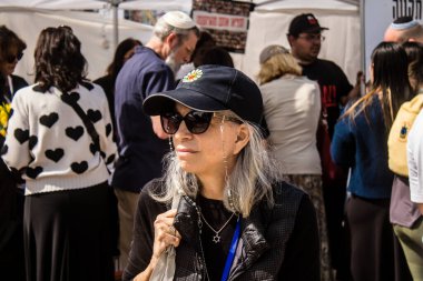 Tel Aviv, İsrail, 1 Mart 2024 Ziyaretçilerin, Hamas tarafından kaçırılan ve Gazze Şeridi 'nde hapsedilen rehinelerin ailelerine gidebilecekleri ürünleri satın alabilecekleri eve getir.