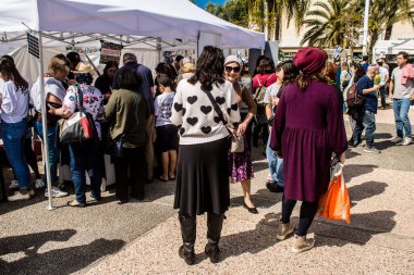 Tel Aviv, İsrail, 1 Mart 2024 Ziyaretçilerin, Hamas tarafından kaçırılan ve Gazze Şeridi 'nde hapsedilen rehinelerin ailelerine gidebilecekleri ürünleri satın alabilecekleri eve getir.
