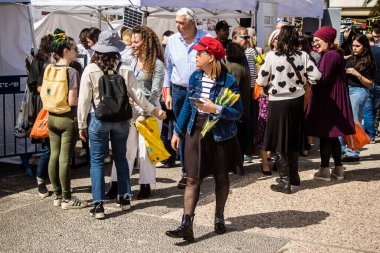 Tel Aviv, İsrail, 1 Mart 2024 Ziyaretçilerin, Hamas tarafından kaçırılan ve Gazze Şeridi 'nde hapsedilen rehinelerin ailelerine gidebilecekleri ürünleri satın alabilecekleri eve getir.