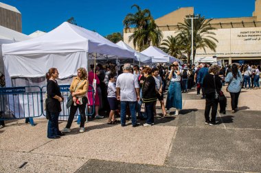 Tel Aviv, İsrail, 1 Mart 2024 Ziyaretçilerin, Hamas tarafından kaçırılan ve Gazze Şeridi 'nde hapsedilen rehinelerin ailelerine gidebilecekleri ürünleri satın alabilecekleri eve getir.