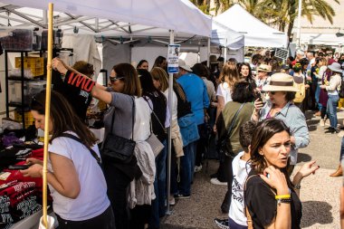 Tel Aviv, İsrail, 1 Mart 2024 Ziyaretçilerin, Hamas tarafından kaçırılan ve Gazze Şeridi 'nde hapsedilen rehinelerin ailelerine gidebilecekleri ürünleri satın alabilecekleri eve getir.
