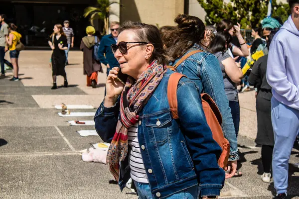 Tel Aviv, İsrail, 1 Mart 2024 Rehine Meydanı 'ndaki Tel Aviv Sanat Müzesi önünde Hamas' ın Gazze Şeridi 'nde esir tuttuğu ve kaçırdığı kişilerin anısına toplandı.