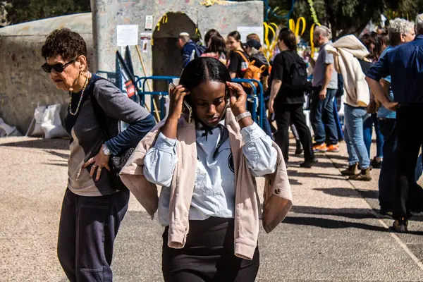 Tel Aviv, İsrail, 1 Mart 2024 Rehine Meydanı 'ndaki Tel Aviv Sanat Müzesi önünde Hamas' ın Gazze Şeridi 'nde esir tuttuğu ve kaçırdığı kişilerin anısına toplandı.