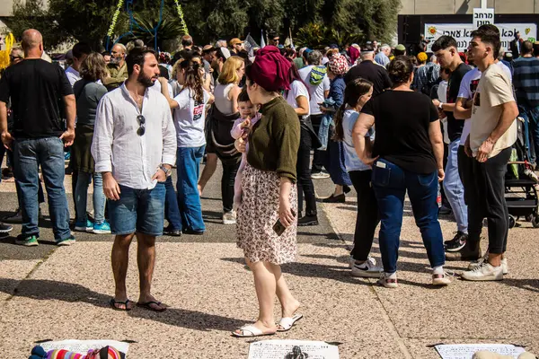 Tel Aviv, İsrail, 1 Mart 2024 İsrailliler, bugün Rehineler Meydanı olarak bilinen yerde Hamas tarafından rehin tutulan veya öldürülen çocukları resmeden bebeklere bakıyorlar.