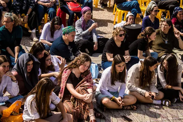 Tel Aviv, İsrail, 1 Mart 2024 İsrail Rehine Meydanı 'nda, Gazze' de rehin tutulan 136 rehinenin anısına düzenlenen gösteri. Aileleri desteklemek için günlük toplantılar düzenlenir.