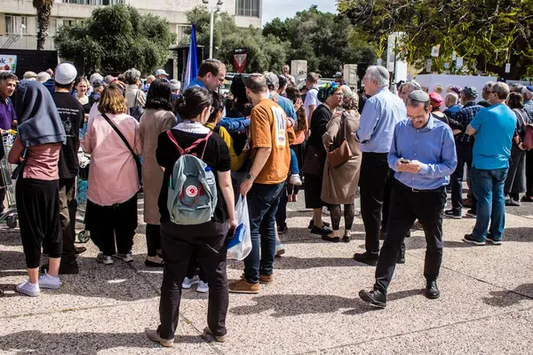 Tel Aviv, İsrail, 1 Mart 2024 İsrail Rehine Meydanı 'nda, Gazze' de rehin tutulan 136 rehinenin anısına düzenlenen gösteri. Aileleri desteklemek için günlük toplantılar düzenlenir.
