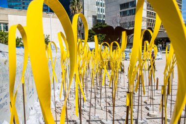 Tel Aviv, İsrail, 3 Mart 2024 Rehine Meydanı Tel Aviv Sanat Müzesi önünde insanların Gazze Şeridi 'nde Hamas tarafından kaçırılıp esir tutulanların anısına toplandığı yer.