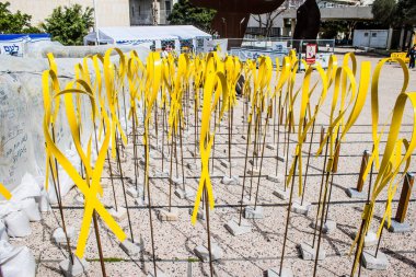 Tel Aviv, İsrail, 3 Mart 2024 Rehine Meydanı Tel Aviv Sanat Müzesi önünde insanların Gazze Şeridi 'nde Hamas tarafından kaçırılıp esir tutulanların anısına toplandığı yer.