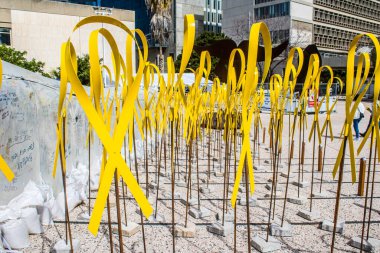 Tel Aviv, İsrail, 3 Mart 2024 Rehine Meydanı Tel Aviv Sanat Müzesi önünde insanların Gazze Şeridi 'nde Hamas tarafından kaçırılıp esir tutulanların anısına toplandığı yer.