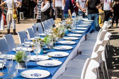 Tel Aviv, İsrail, 3 Mart 2024 Rehine Meydanı Tel Aviv Sanat Müzesi önünde insanların Gazze Şeridi 'nde Hamas tarafından kaçırılıp esir tutulanların anısına toplandığı yer.