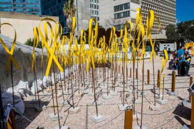 Tel Aviv, İsrail, 3 Mart 2024 Rehine Meydanı Tel Aviv Sanat Müzesi önünde insanların Gazze Şeridi 'nde Hamas tarafından kaçırılıp esir tutulanların anısına toplandığı yer.