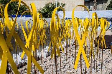 Tel Aviv, İsrail, 3 Mart 2024 Rehine Meydanı Tel Aviv Sanat Müzesi önünde insanların Gazze Şeridi 'nde Hamas tarafından kaçırılıp esir tutulanların anısına toplandığı yer.