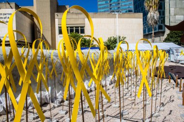 Tel Aviv, İsrail, 3 Mart 2024 Rehine Meydanı Tel Aviv Sanat Müzesi önünde insanların Gazze Şeridi 'nde Hamas tarafından kaçırılıp esir tutulanların anısına toplandığı yer.