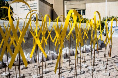 Tel Aviv, İsrail, 3 Mart 2024 Rehine Meydanı Tel Aviv Sanat Müzesi önünde insanların Gazze Şeridi 'nde Hamas tarafından kaçırılıp esir tutulanların anısına toplandığı yer.