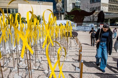 Tel Aviv, İsrail, 3 Mart 2024 Rehine Meydanı Tel Aviv Sanat Müzesi önünde insanların Gazze Şeridi 'nde Hamas tarafından kaçırılıp esir tutulanların anısına toplandığı yer.