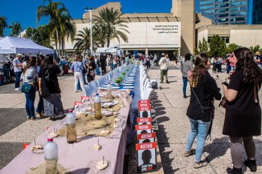 Tel Aviv, İsrail, 3 Mart 2024 Rehine Meydanı Tel Aviv Sanat Müzesi önünde insanların Gazze Şeridi 'nde Hamas tarafından kaçırılıp esir tutulanların anısına toplandığı yer.