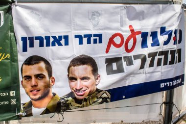 Tel Aviv, İsrail, 3 Mart 2024 Rehine Meydanı Tel Aviv Sanat Müzesi önünde insanların Gazze Şeridi 'nde Hamas tarafından kaçırılıp esir tutulanların anısına toplandığı yer.