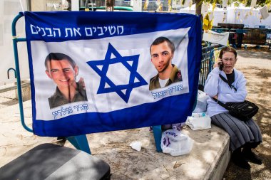 Tel Aviv, İsrail, 3 Mart 2024 Rehine Meydanı Tel Aviv Sanat Müzesi önünde insanların Gazze Şeridi 'nde Hamas tarafından kaçırılıp esir tutulanların anısına toplandığı yer.